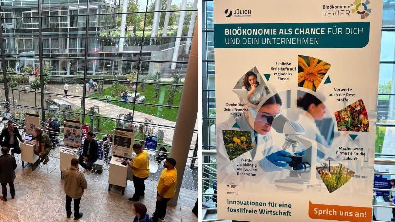 Das Bild zeigt eine große Messehalle mit Glasdach. Auf der linken Seite des Bilds sind Stände von oben zu sehen, darunter ein Stand von BioökonomieREVIER und der Bundeswehr. Auf dem rechten Bild ist eine Informationstafel zu sehen zum Thema Bioökonomie und Strukturwandel.