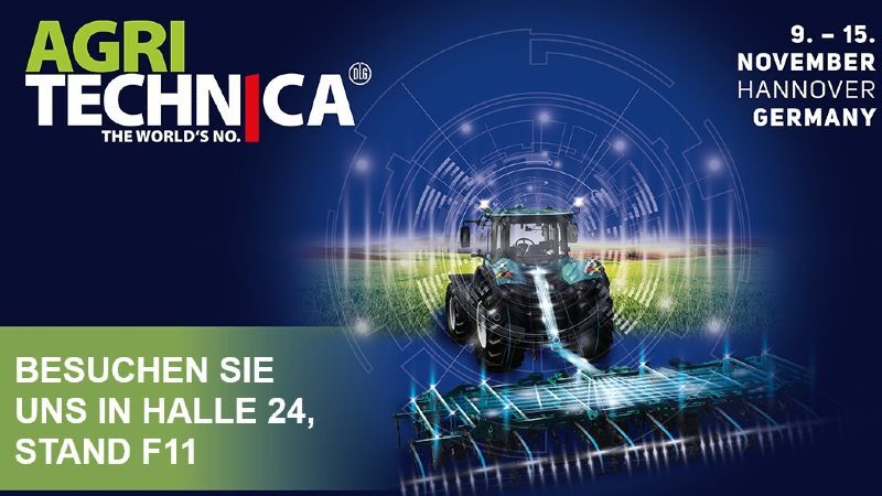 Das Werbebanner der Agritechnica zeigt einen Traktor auf einem dunkelblauen Hintergrund. Oben rechts steht das Datum, 9. bis 15. November, unten links, wo der Stand zu finden ist: in Halle 24, Stand F11.
