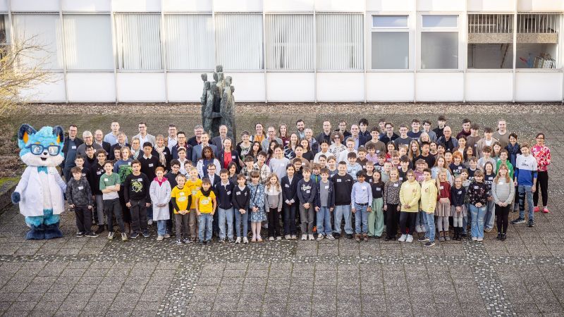 Große Freude bei allen Teilnehmenden von Jugend forscht am Forschungszentrum Jülich. Das Gruppenfoto zeigt alle Schülerinnen und Schüler, sowie Gutachter und Jury-Mitglieder. 