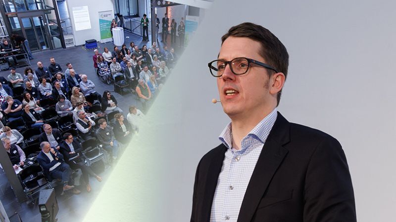 Dr. Jan-Philipp Kramer steht auf einer Bühne und spricht in ein Headset-Mikrofon. Er trägt ein dunkles Sakko und ein helles Hemd. Auf der linken Seite der Bild-Collage ist ein großer Veranstaltungsraum mit vielen sitzenden Zuhörerinnen und Zuhörern zu sehen. Die Aufnahmen stammt vom Regionalforum Bioökonomie 2026.