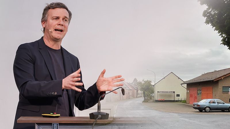 Collage: Links spricht Prof. Dr. Wolfgang Wackerl an einem Rednerpult und gestikuliert mit beiden Händen. Rechts ist der Ort Bürgewald mit Straße, Häusern und einem parkenden Auto zu sehen.