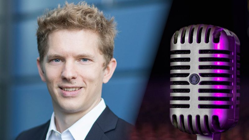 Porträt von Dr. Georg Schaumann, Gründer des Start-ups SenseUP Bioscience. Rechts daneben ist ein Mikrofon vor unscharfem Hintergrund zu sehen. Die Bildmontage verweist auf einen Podcast-Auftritt, in dem Schaumann über Unternehmertum, Innovationen und die Entwicklung biologischer Pflanzenschutzlösungen spricht.