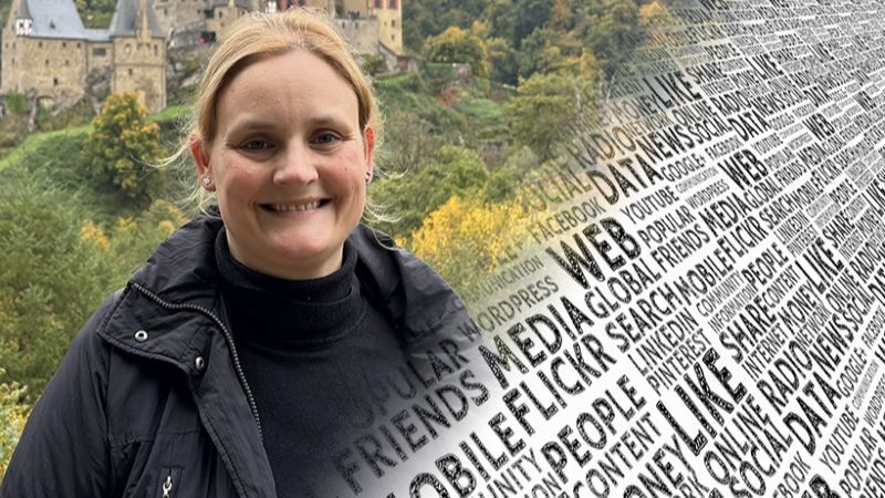 Eva Johanna Onkels mit blonden Haaren und schwarzer Jacke steht vor einer bewaldeten Landschaft. Im Hintergrund ist eine Burg zu sehen. Die rechte Bildhälfte wird von einer schräg verlaufenden Wortgrafik mit Begriffen aus Medien und Kommunikation wie „Media“, „Web“, „Online“ und „Data“ überlagert.