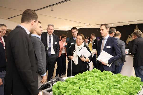 Ministerin Heinen-Esser im Gespräch mit Zukunftslandwirten Ministerin Heinen-Esser im Gespräch mit Zukunftslandwirten