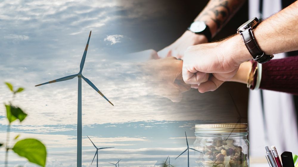 Collage aus zwei Motiven: Links sind mehrere Windräder auf einem Feld unter bewölktem Himmel zu sehen, im Vordergrund wachsen grüne Pflanzen. Rechts stoßen zwei Personen mit den Fäusten an, als Zeichen von Zusammenarbeit. Auf einem Tisch stehen ein Glas mit verschiedenen Samen oder Nüssen sowie Stifte in einem Becher. Das Bild verbindet erneuerbare Energien, Landwirtschaft und Kooperation in einem gemeinsamen Kontext nachhaltiger Entwicklung.